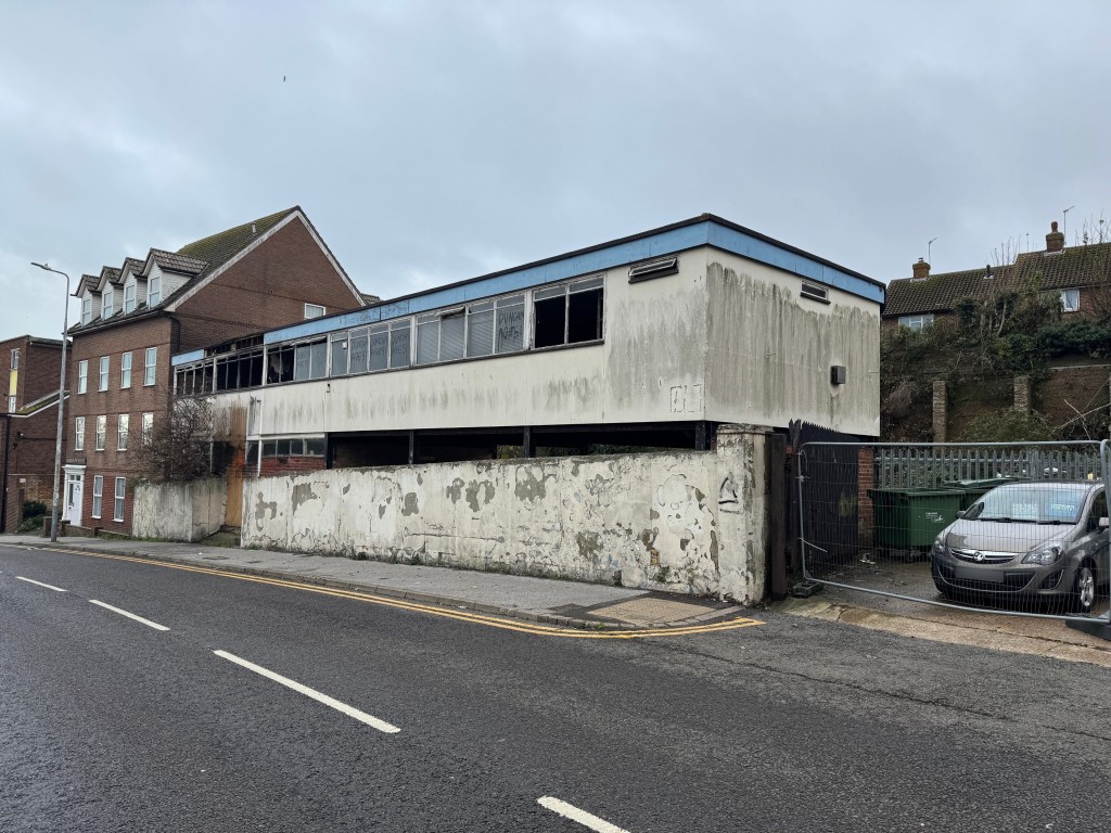 Lot: 2 - FREEHOLD FORMER OFFICE BUILDING AND ASSOCIATED BUILDING WITH LAPSED PLANNING PERMISSION FOR 14 UNITS - Stoneleigh House 1